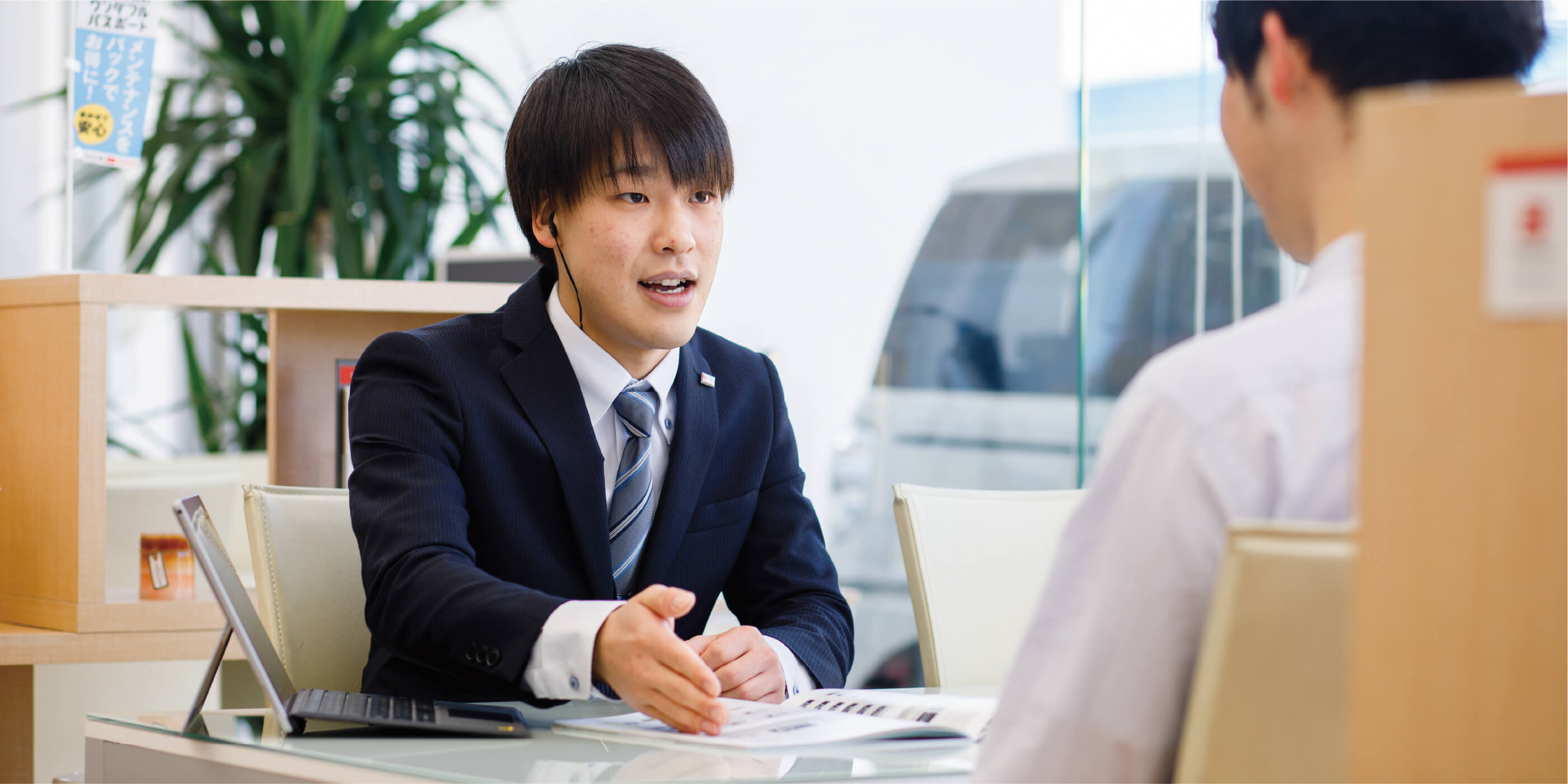 接客中の販売員の様子