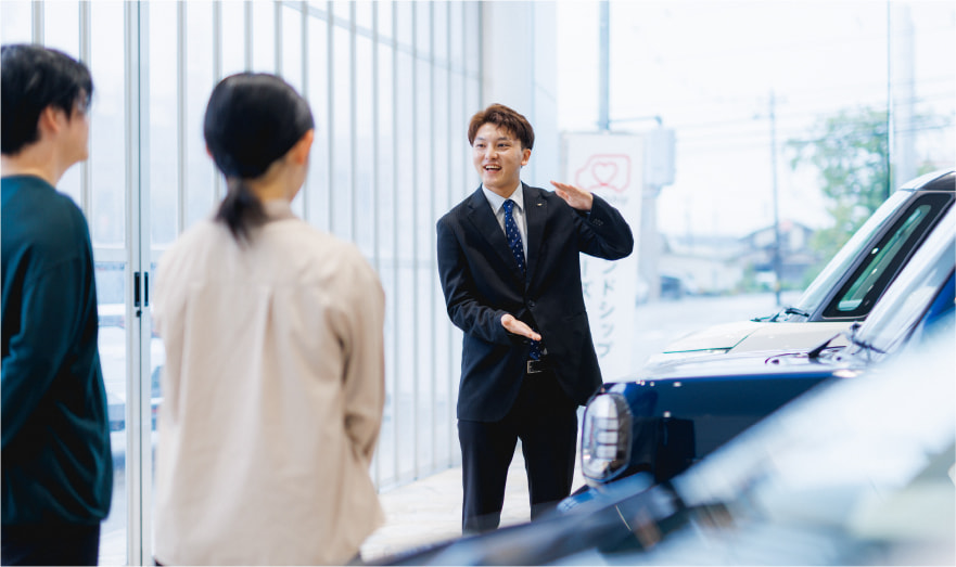 お客様に接客中の様子