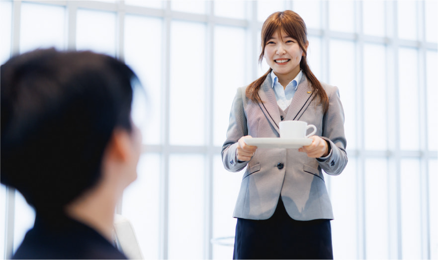 お客様に飲み物を出している様子