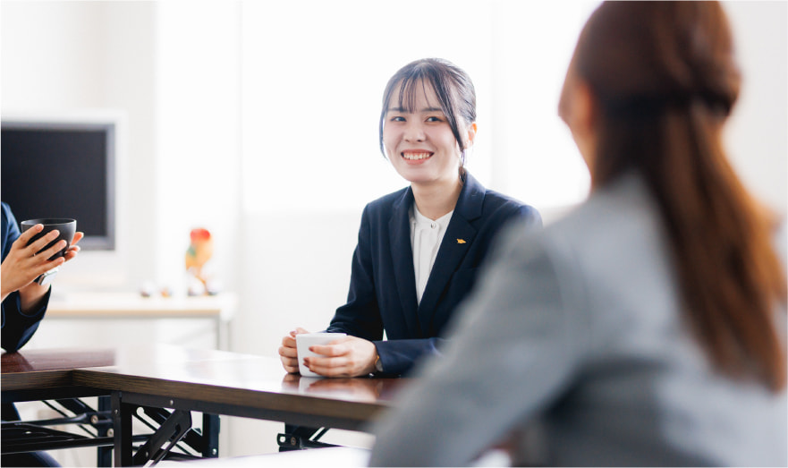 楽しそうに従業員と会話している様子