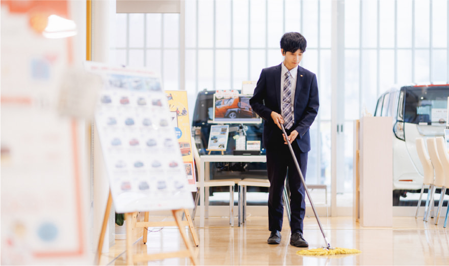 店舗の床を清掃している様子