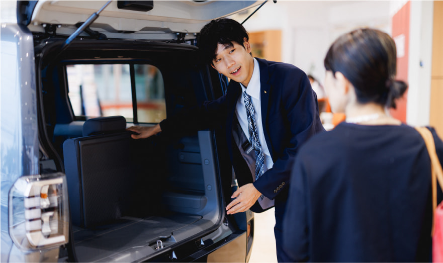 お客様に車の説明をしている様子